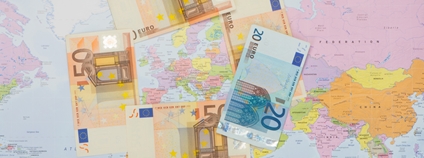 Politická mapa světa s eurobankovkami a bleskem Foto: Depositphotos Politická mapa světa s eurobankovkami a bleskem Foto: Depositphotos