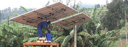 Instalace fotovoltaických panelů pro zdravotnické centrum ve Rwandě. Foto: SolarEnima Flickr Instalace fotovoltaických panelů pro zdravotnické centrum ve Rwandě. Foto: SolarEnima Flickr