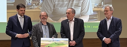 Předání Ceny za významné počiny v ochraně přírody Leoši Štefkovi Foto: AOPK ČR Předání Ceny za významné počiny v ochraně přírody Leoši Štefkovi Foto: AOPK ČR